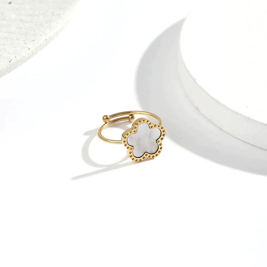 Fortuna | White Pearl Clover Ring